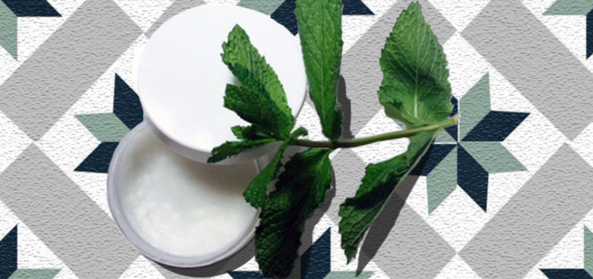 Déodorant écolo à l'huile de coco, huile essentielle de menthe poivrée, bicarbonate de soude et fécule de maïs