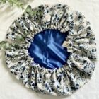 Bonnet de soin en satin fleurs bleues